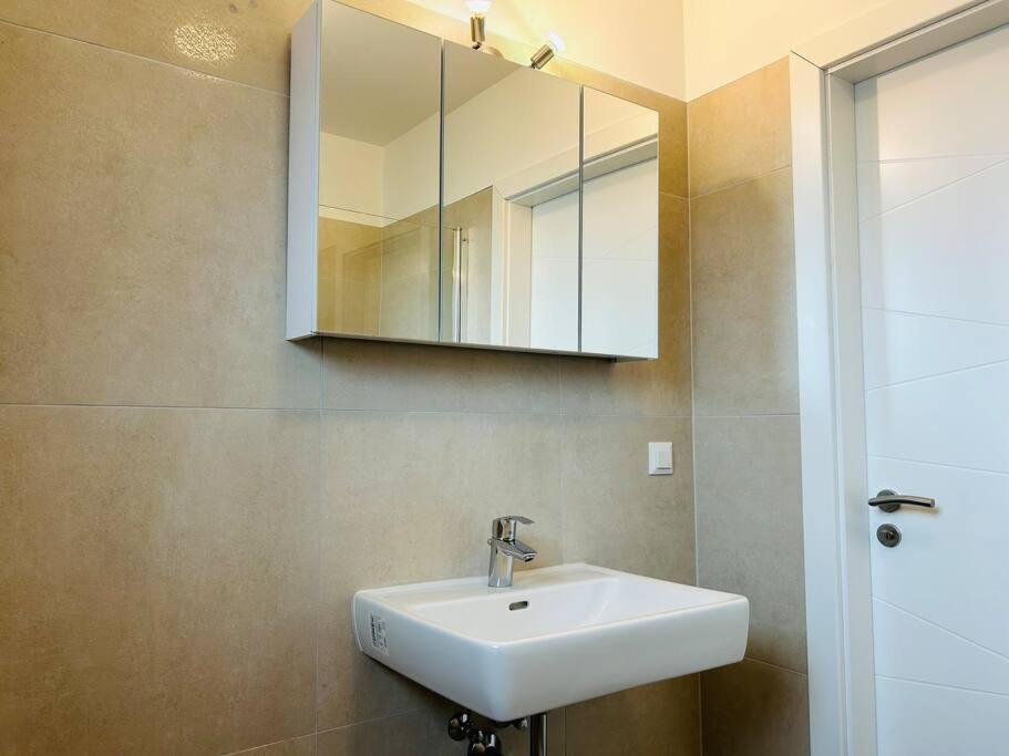 Sunny Modern Apartment With Balcony - Free Parking Вена Экстерьер фото